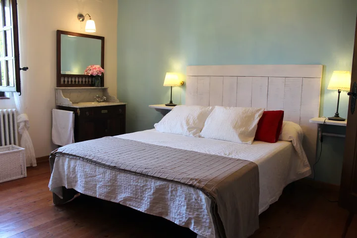 Interior · dormitorio matrimonial con luz natural.