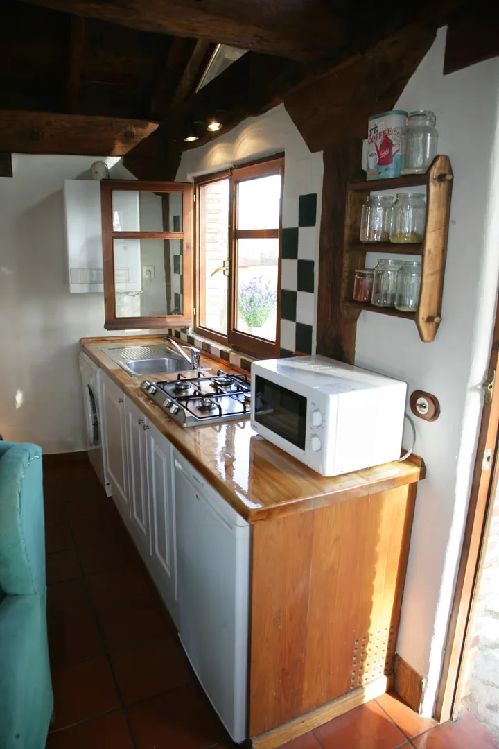 Interior · cocina equipada junto a la ventana.