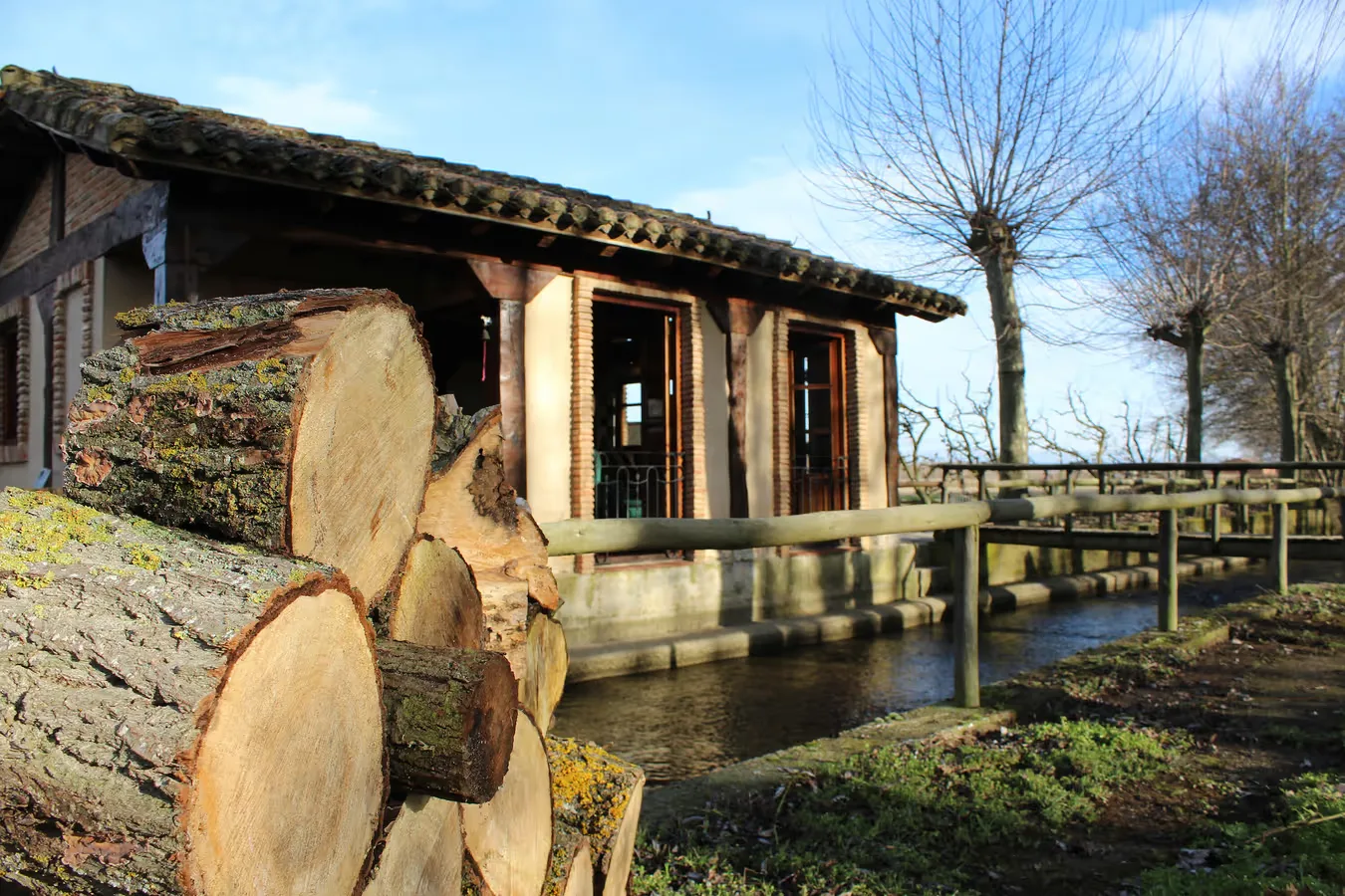 Exterior · la casita a pleno sol, junto al cauce.