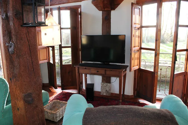 Interior · zona de estar con vigas de madera.