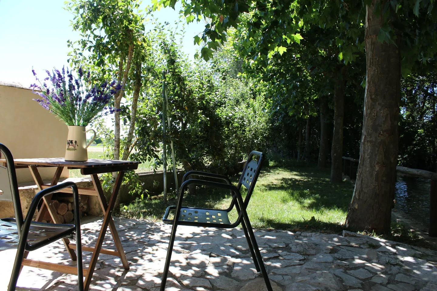 Exterior · mesa al aire libre para disfrutar del jardín.