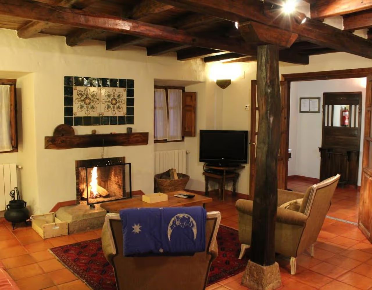 Gran salón con chimenea